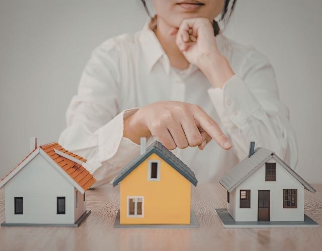 gérant de SCI choisissant un bien immobilier avant de remplir le formulaire 2072